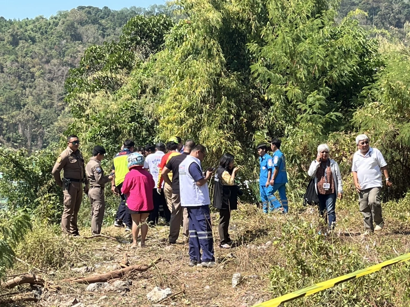 หวิดดับยกคัน! รถบัสนักท่องเที่ยวต่างชาติ เบรกแตก พุ่งตกเหว ลึก 15 เมตร