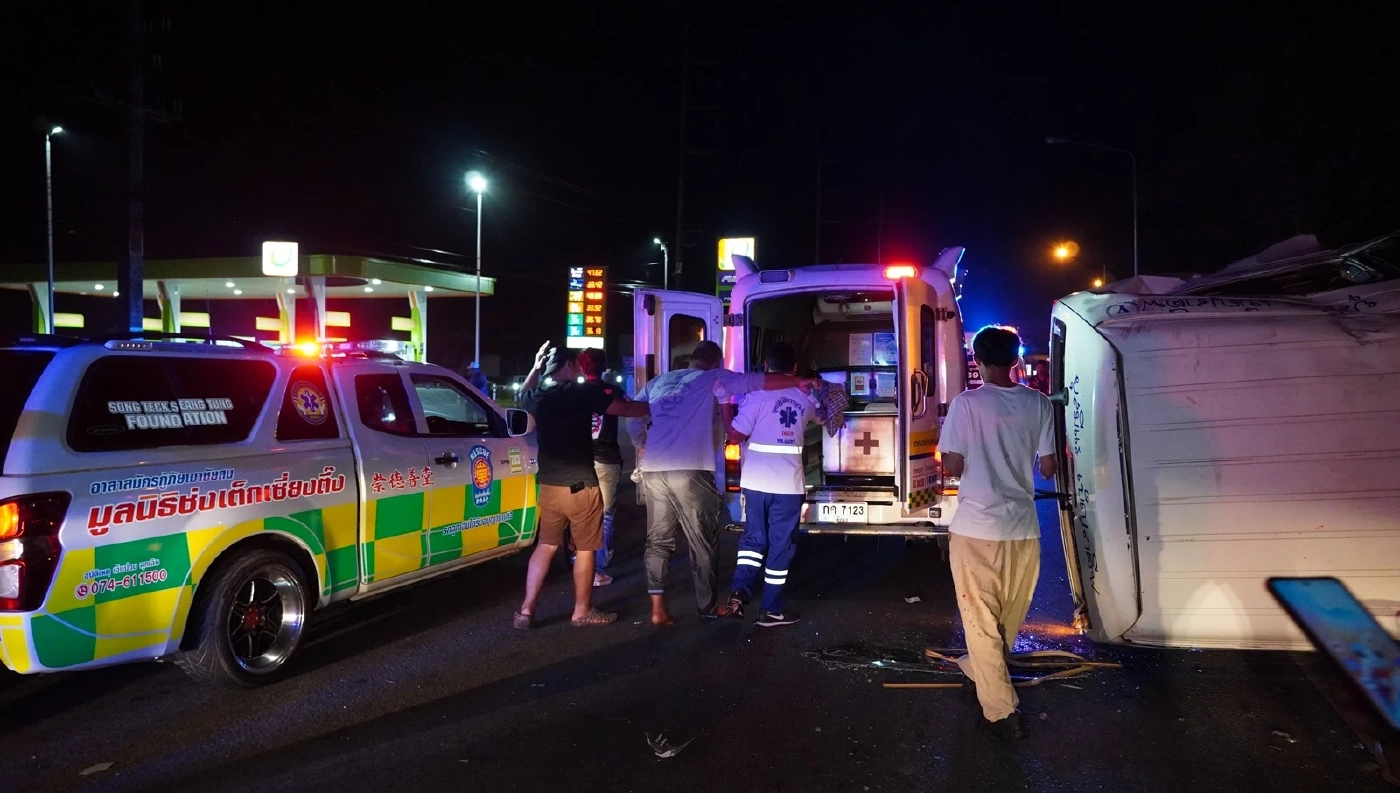 หวิดสลดหมู่!! รถตู้ชนท้ายรถจักรยานยนต์พลิกคว่ำ สาหัสนับสิบ