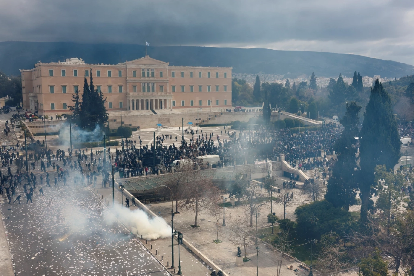 ประท้วงเดือดทั่วกรีซ ในวันครบรอบ 2 ปี รถไฟชนกันดับ 57 คน