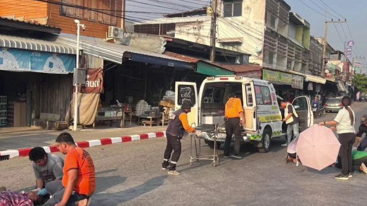 อย่างกับในหนัง! "หลวงพี่" ซิ่งจีวรบิน พุ่งชนสามล้อพ่วงโยม สลบเหมือดทั้งคู่
