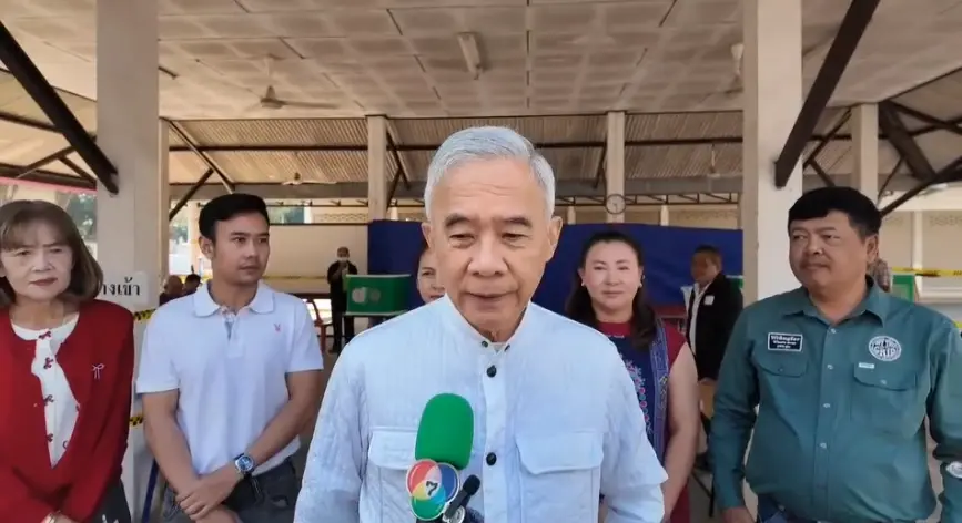 นายสุวัจน์ ลิปตพัลลภ อดีตรองนายกรัฐมนตรี
