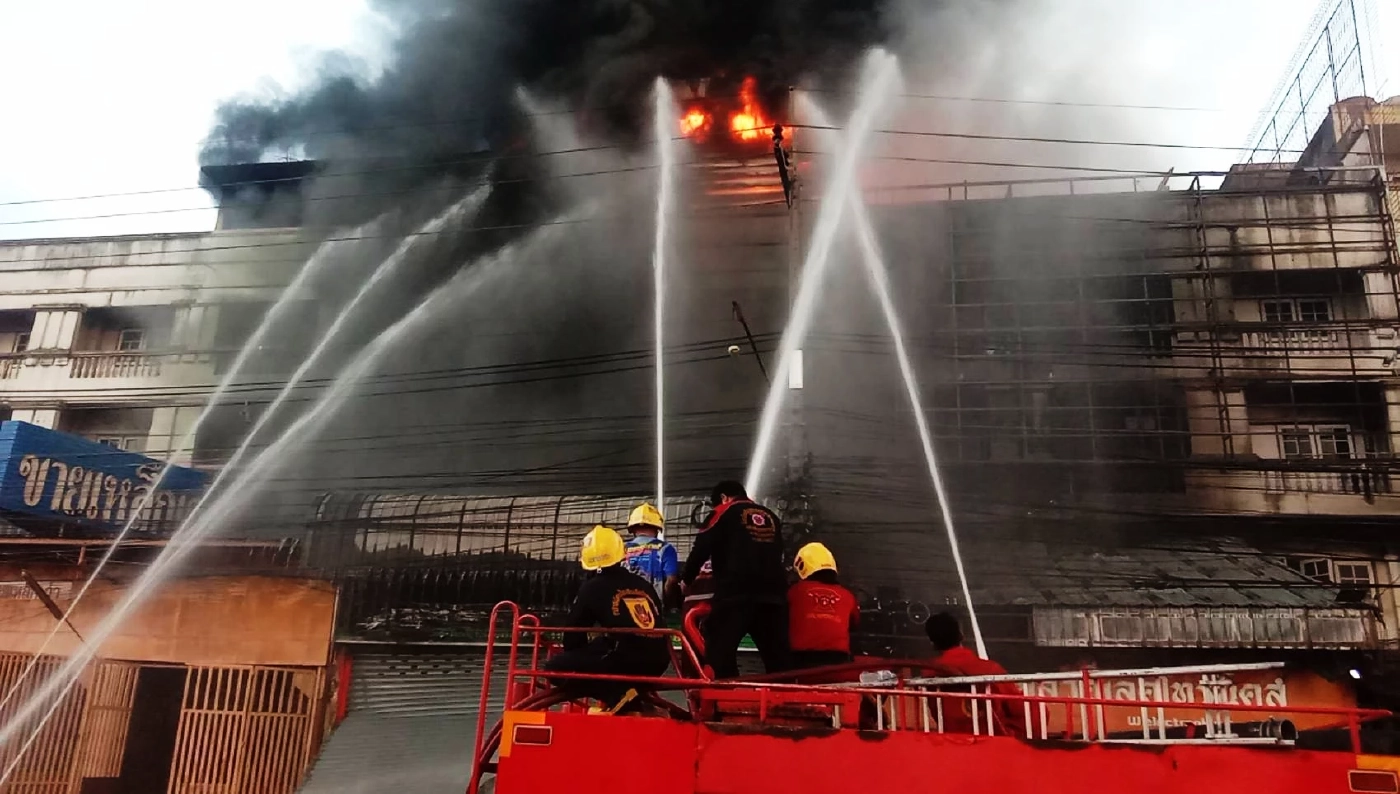 สยองแต่เช้า! เหตุเพลิงไหม้อาคาร ดับ 2 จนท.ถูกไฟดูด 1 ราย