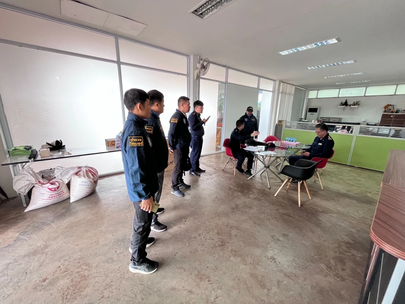 ตร.ไซเบอร์ ซีลแม่น้ำโขง ค้น 8 จุด สกัดไฟแช็กปลอม-ตัดทางสัญญาณเน็ต