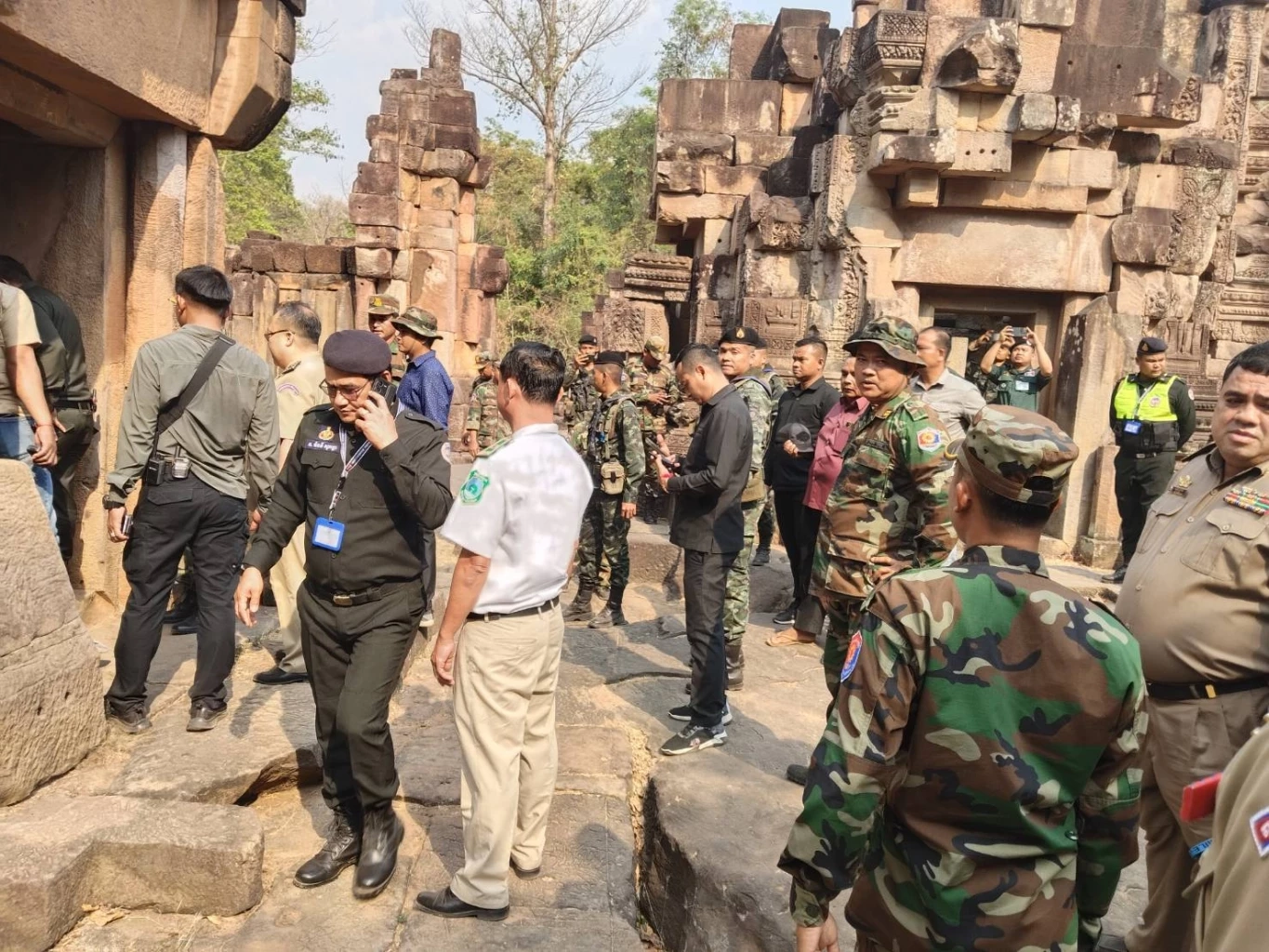ทหาร "ไทย-กัมพูชา"  พบปะพูดคุย ย้ำความสัมพันธ์ที่ดีต่อกัน