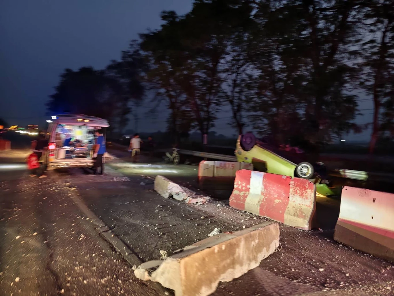 ระทึก! รถพุ่งชนแท่งแบริเออร์ 4 คันรวด รถตู้คว่ำเจ็บยกคัน คนขับเผยสาเหตุ