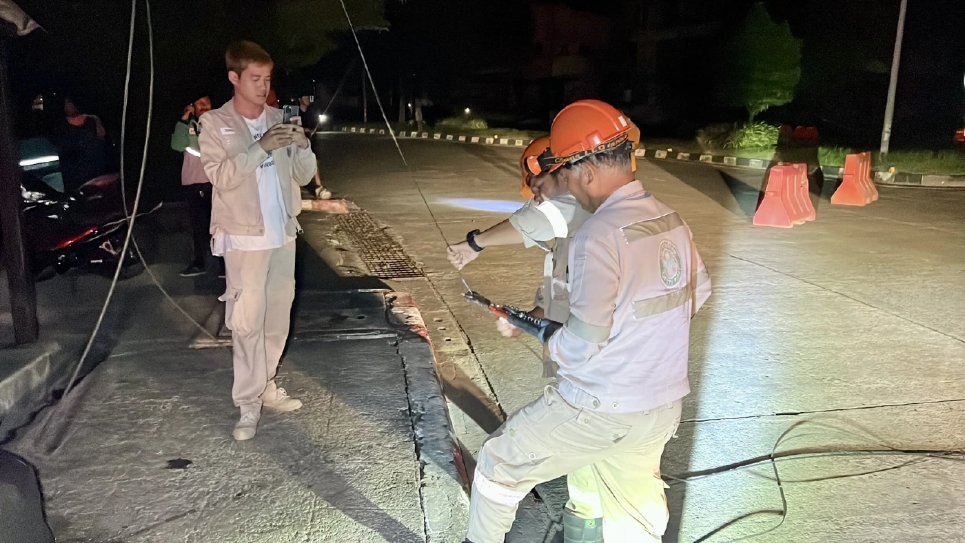 อ่วม! กระบะพุ่งชนเสาไฟฟ้าหัก - ล้ม 4 ต้น ทำไฟดับสนิทหลาย กม.