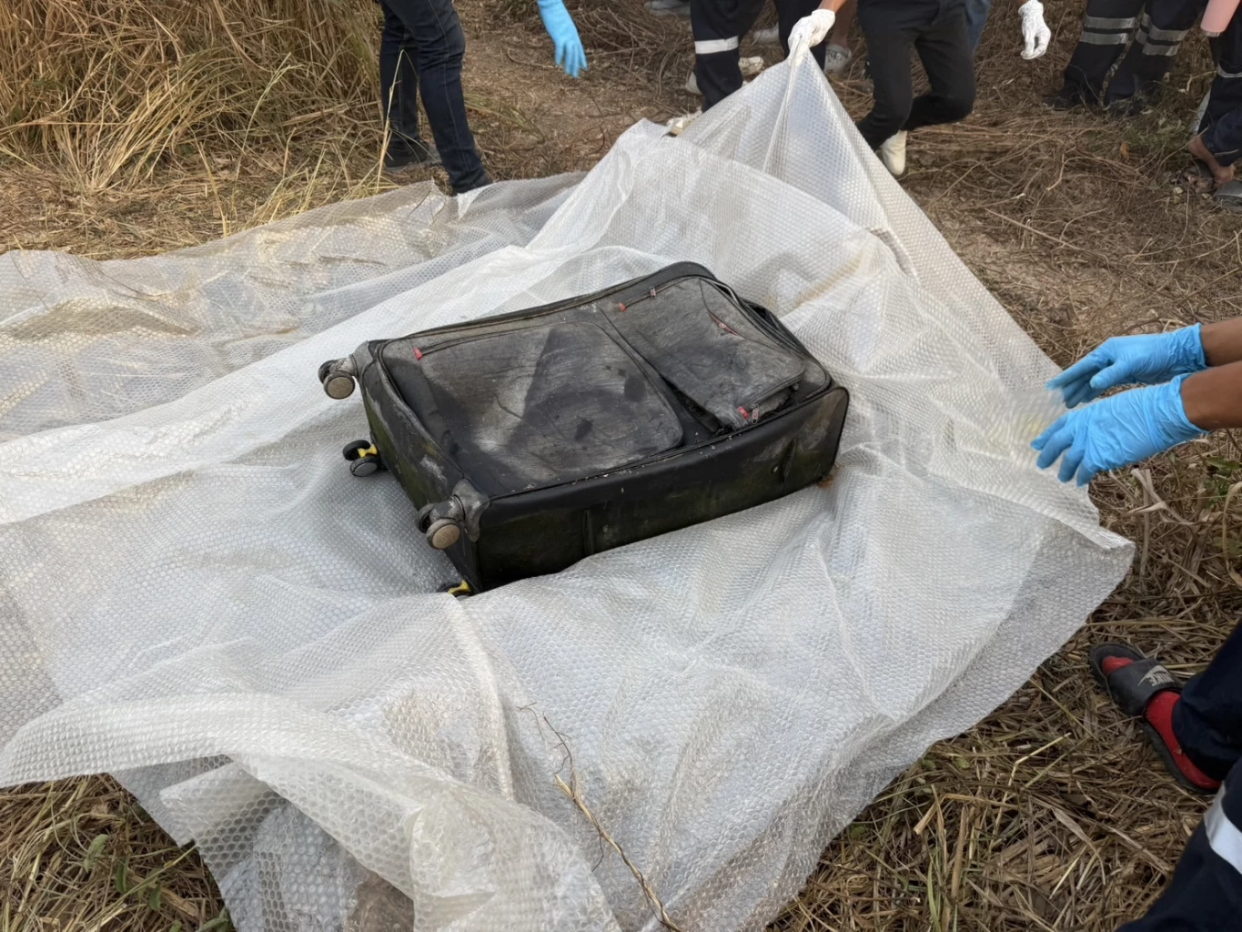 สาวผมแดงถูกยัดกระเป๋า ยิ่งสืบยิ่งยาก ตร.เร่งตามรอยจากจมูกที่เหลา