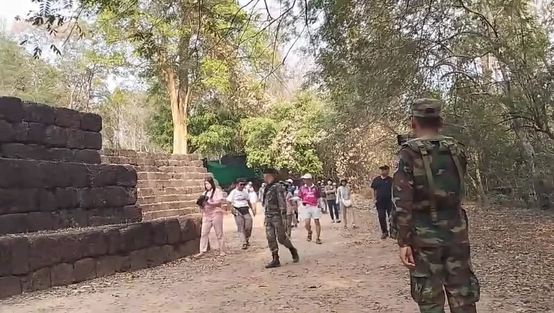 แชร์สนั่น “ทหารเขมร” ไล่ทัวร์ไทย บน "ตาเมือนธม" ไม่สนทหารไทยประกบ