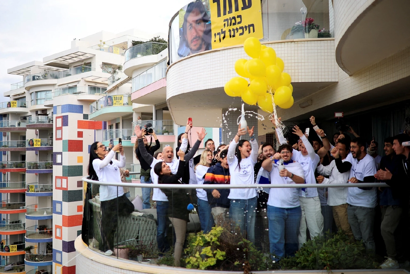 ฮามาสปล่อย 6 ตัวประกัน แต่อิสราเอลเลื่อนปล่อยนักโทษ 620 คน