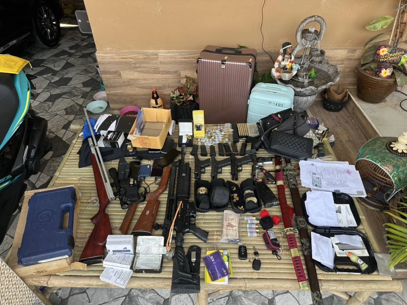 ตำรวจบุกรวบ “เบนซ์ ท่าทราย” เอเย่นต์ยานรกตัวเป้ง พร้อมของกลางจำนวนมาก