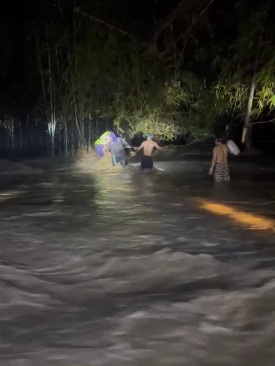 ไทรโยคอ่วม! “พายุถล่ม” น้ำป่าทะลัก 4 หมู่บ้าน สะพานขาด 2 แห่ง (มีคลิป)