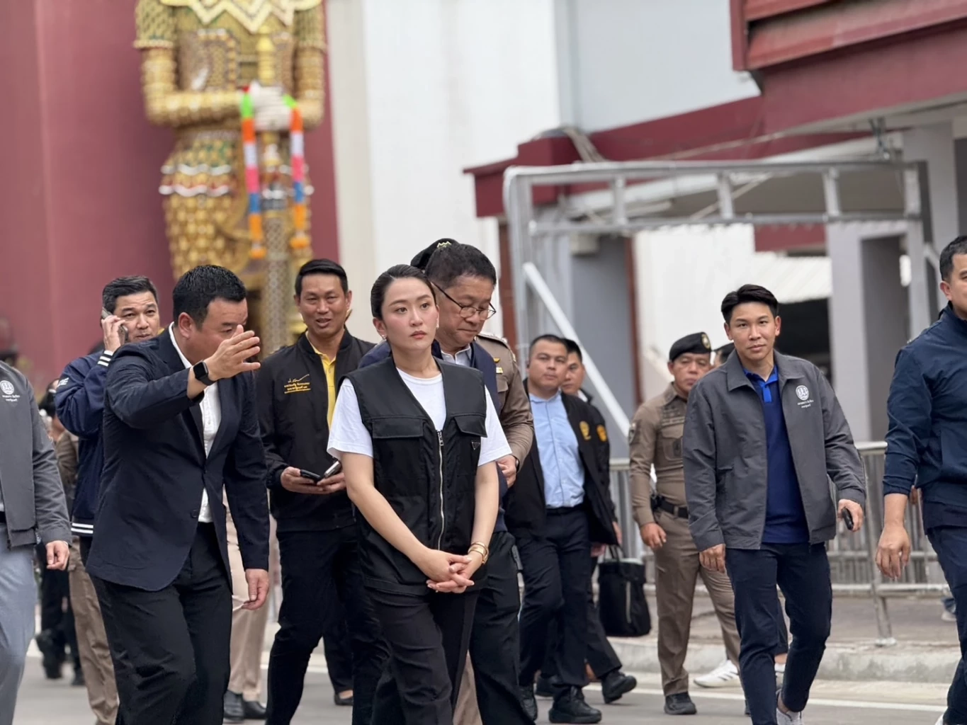 นางสาวแพทองธาร ชินวัตร นายกรัฐมนตรี และคณะเดินทางต่อมายัง ด่านพรมแดนคลองลึกอำเภออรัญประเทศ ติดตามการตรวจคนเข้าเมืองบริเวณชายแดนไทย-กัมพูชา