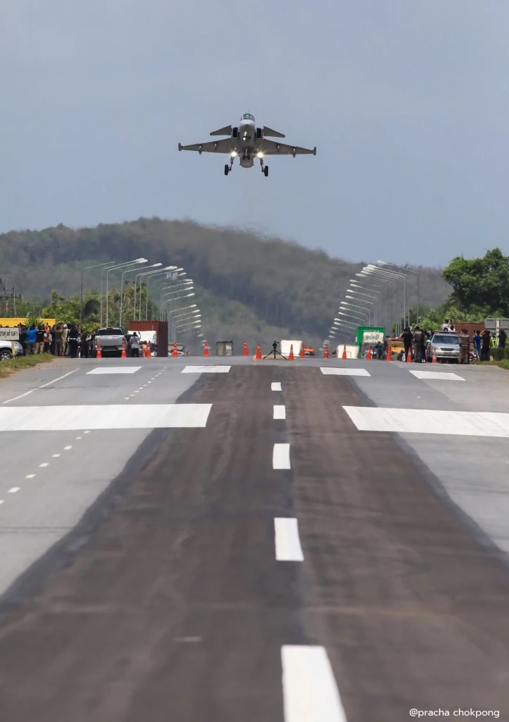 ชาวบ้านตื่นเต้น “กริพเพน” ซ้อมขึ้นลงถนน ปักหลักชมแน่น (มีคลิป)