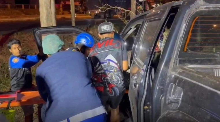 สลด! หนุ่มเทศบาล ขับปิกอัพพุ่งชนต้นไม้กลางดึก อัดก็อบปี้คาซาก ตร.คาดสาเหตุ