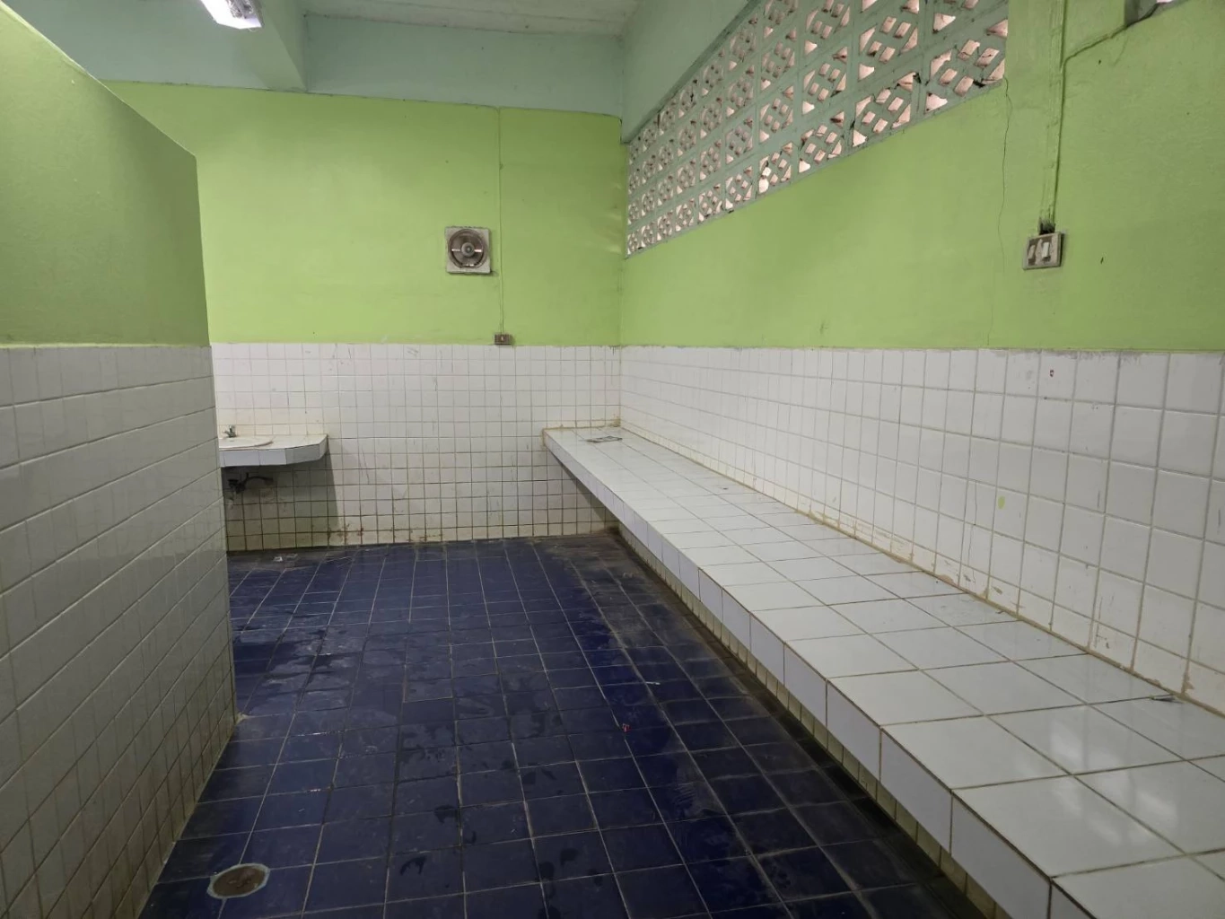 รวมเหตุเพื่อนรุม “ม.1” ในห้องน้ำ 2 ฝ่ายเล่าไม่ตรงกัน อึ้ง! ตร. ค้นเจอพอต