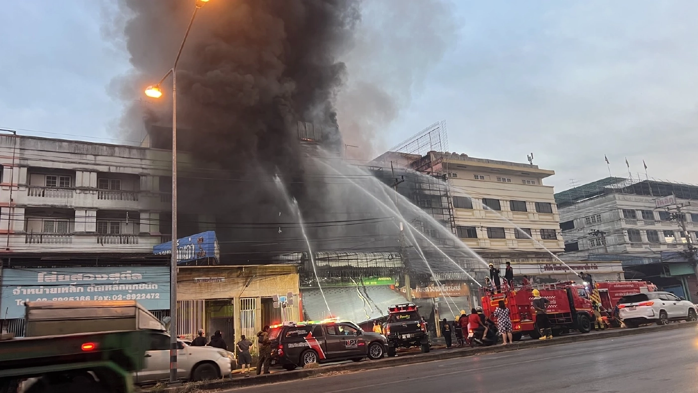 สยองแต่เช้า! เหตุเพลิงไหม้อาคาร ดับ 2 จนท.ถูกไฟดูด 1 ราย