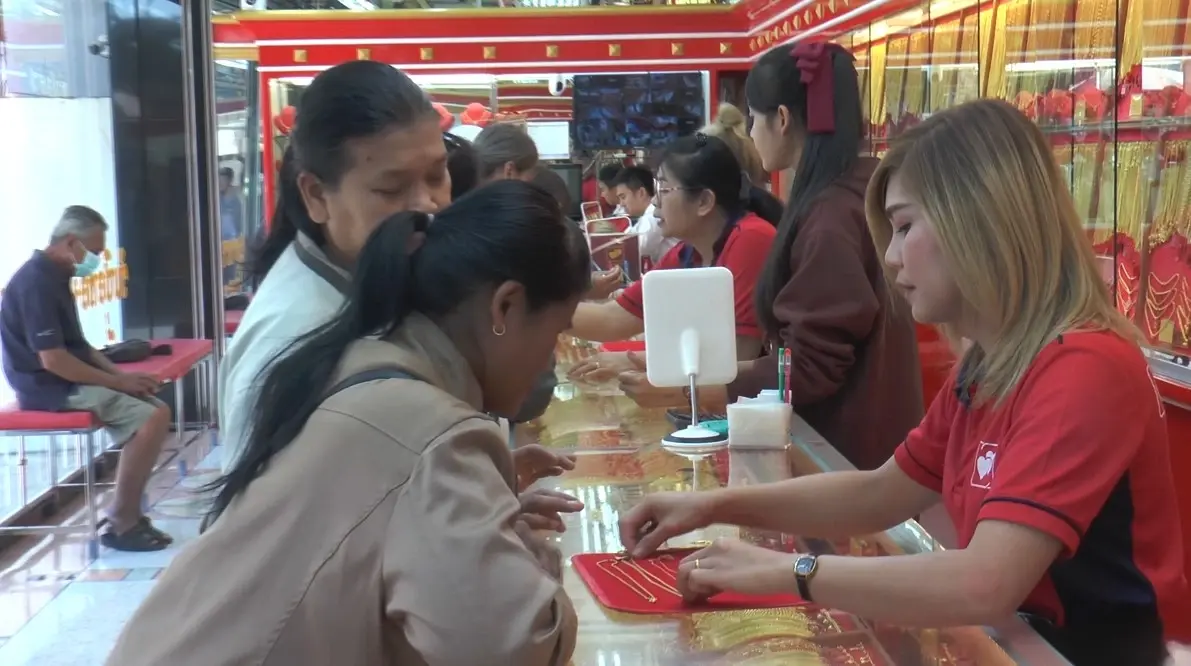 ชาวโคราช แห่ขายทองคึกคัก หลังราคาพุ่งสูงเป็นประวัติการณ์