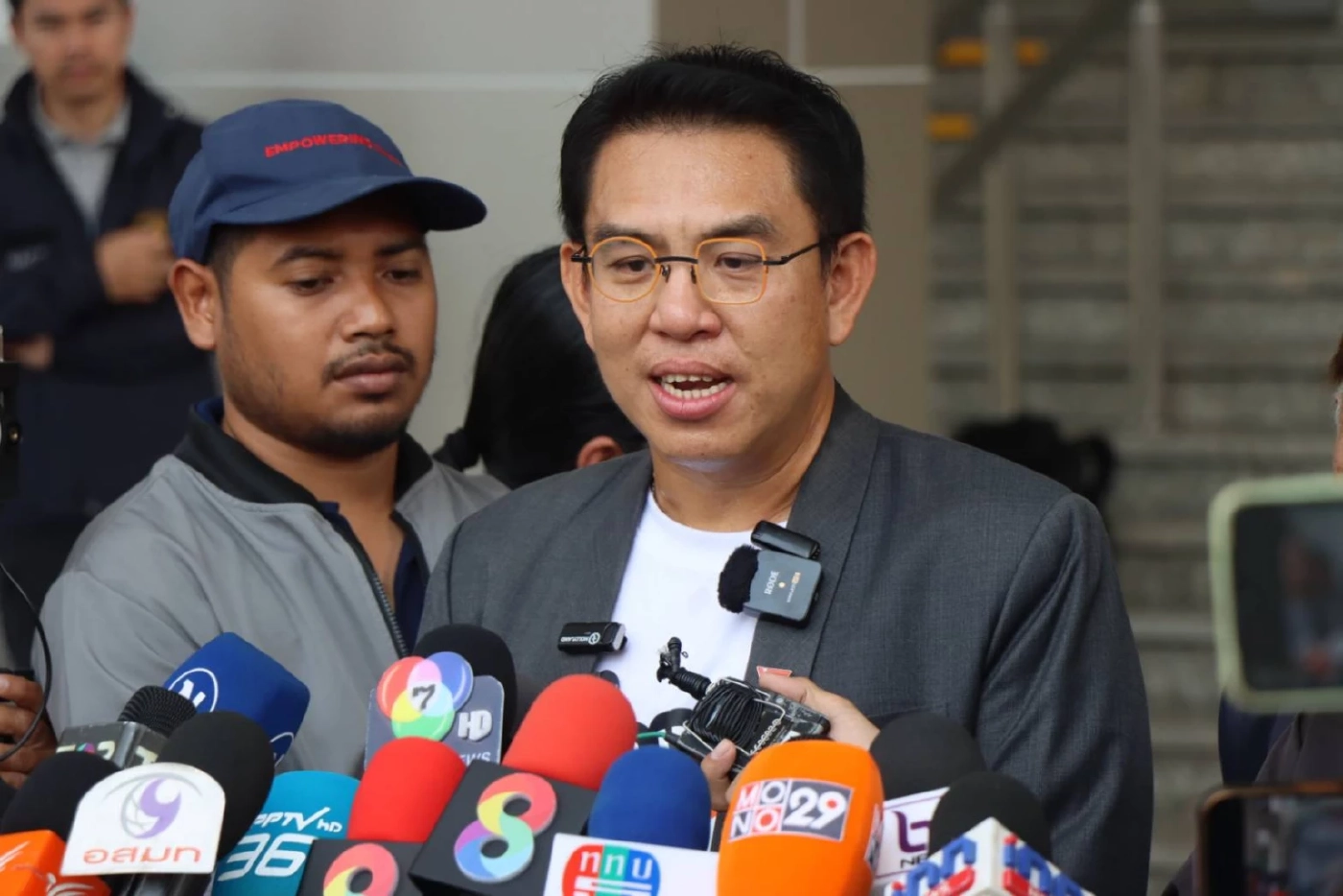 "วิโรจน์" ยืนยัน พรรคปชน.เดินหน้ายื่นสอย "ประธาน ป.ป.ช."