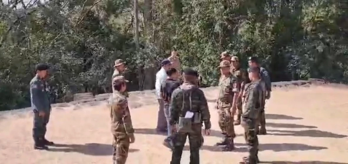 หวิดปะทะ! ผู้นำทหารกัมพูชา ยกพลร้องเพลงชาติ บนแผ่นดินไทย