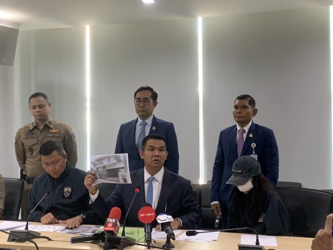 ทลายแก๊งจีนเทาแผ่อิทธิพลกลางกรุง โยงเว็บพนัน ยึดคฤหาสน์ – รถหรู 300 ล้าน