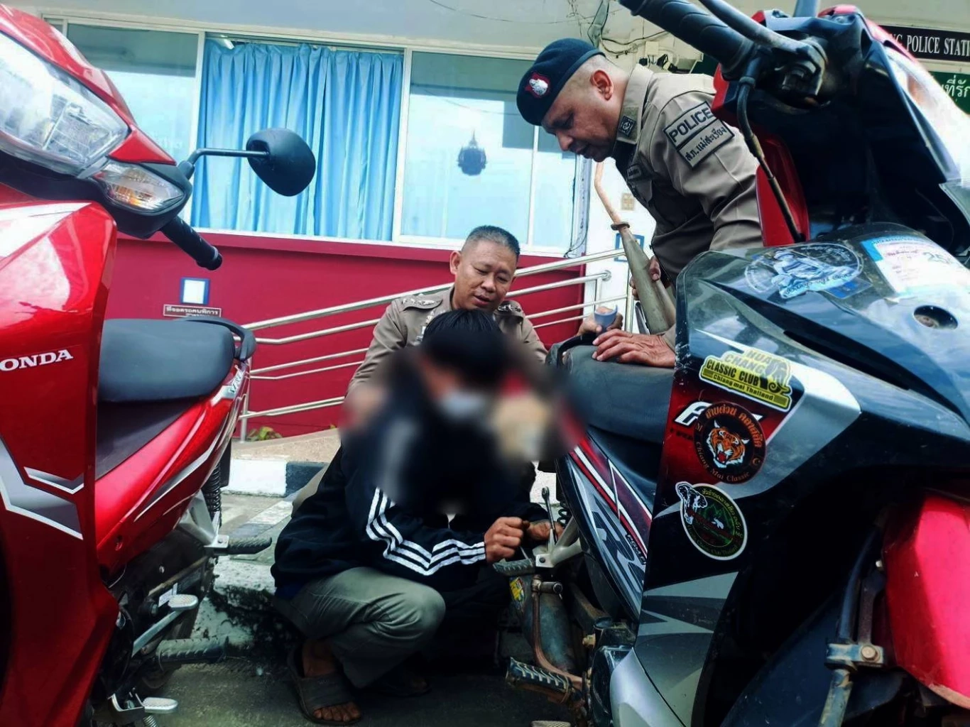 แว้นได้แว้นไป! "ปราบเด็กแว้น" บดทำลายท่อไอเสียแต่งเสียงดัง