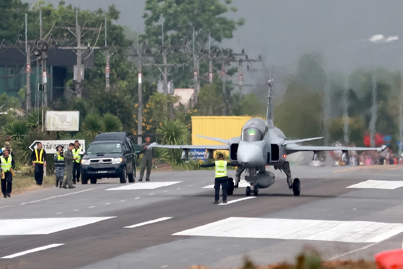 “กริพเพน ทดสอบขึ้น-ลง ด้วยถนนจบสวยงาม ปชช.ตื่นเต้นแห่ชมคับคั่ง