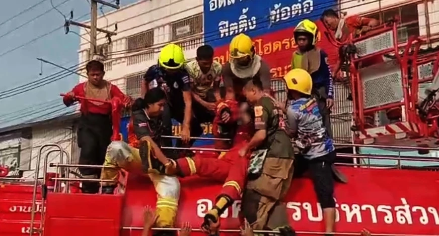 สยองแต่เช้า! เหตุเพลิงไหม้อาคาร ดับ 2 จนท.ถูกไฟดูด 1 ราย