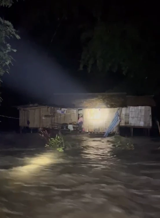 ไทรโยคอ่วม! “พายุถล่ม” น้ำป่าทะลัก 4 หมู่บ้าน สะพานขาด 2 แห่ง (มีคลิป)