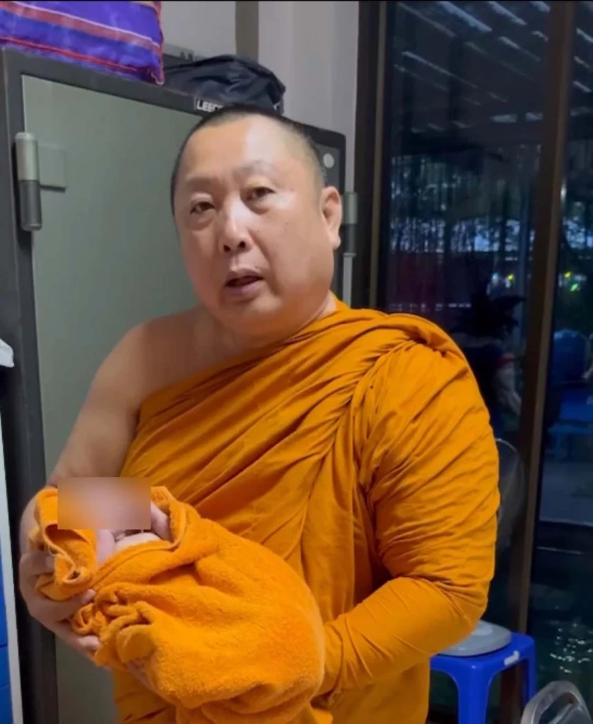 บีบหัวใจ แม่ทิ้งทารกหน้าวัด เจ้าอาวาสมาพบสภาพสุดเวทนา