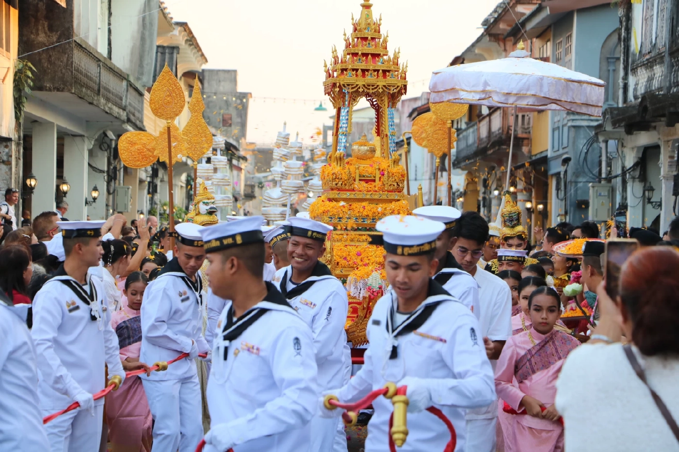 พุทธศาสนิกชนร่วมอัญเชิญ "พระศรีบรมธาตุ" แห่รอบเมืองเก่าตะกั่วป่าใน "วันมาฆบูชา"