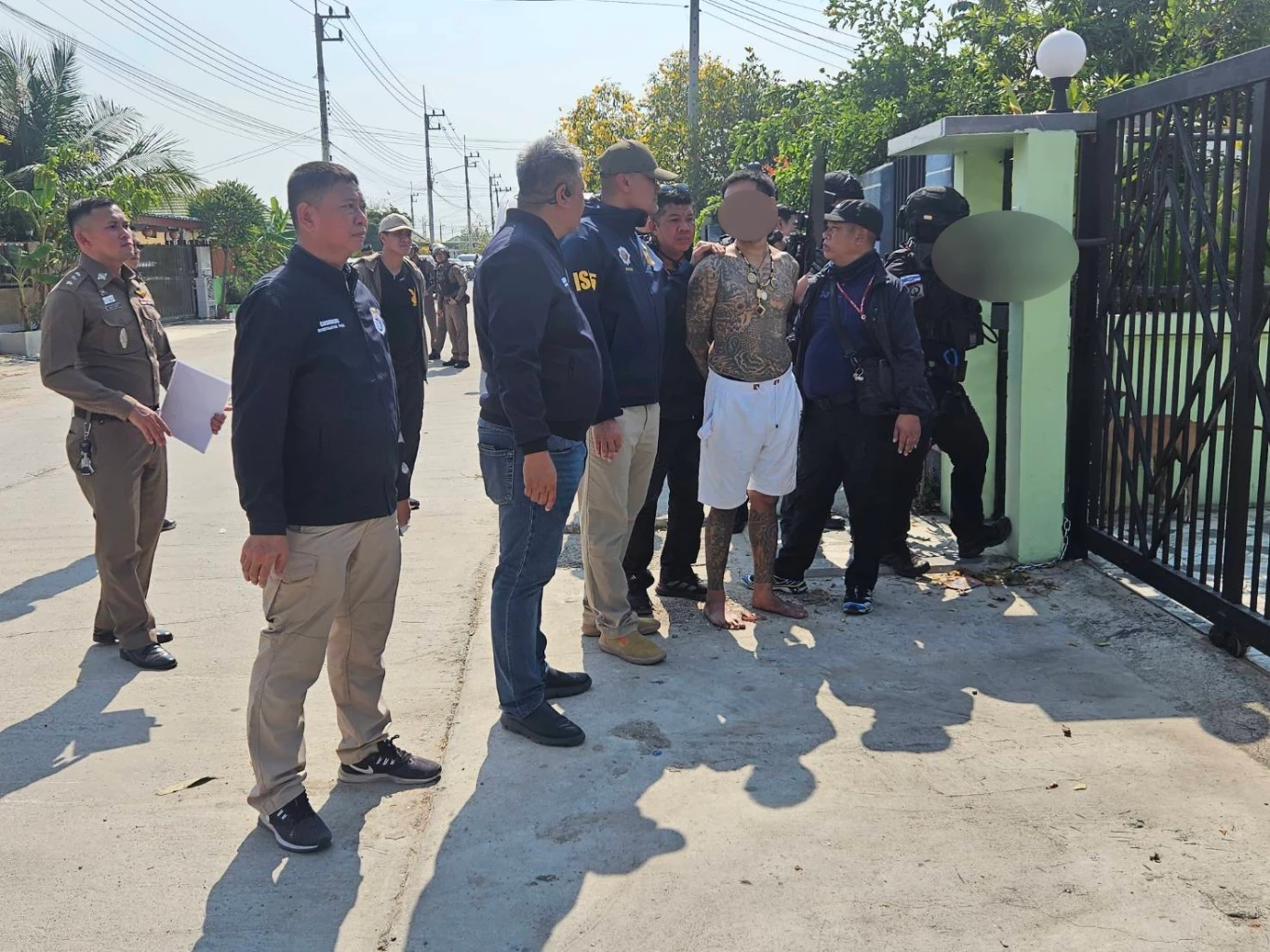 ตำรวจบุกรวบ “เบนซ์ ท่าทราย” เอเย่นต์ยานรกตัวเป้ง พร้อมของกลางจำนวนมาก