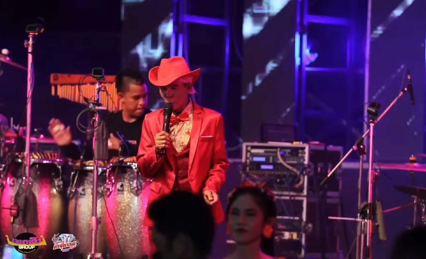 เศร้า! "นักร้องรำวงชื่อดัง" ขับรถเก๋งเสียหลักชนการ์ดเรลริมถนนดับ