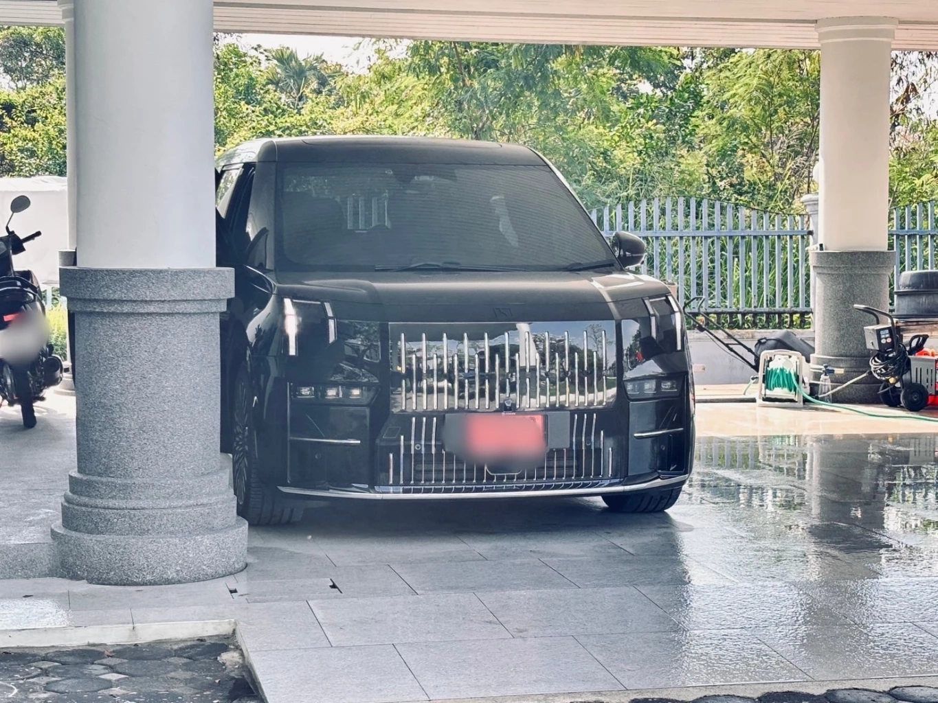 ทลายแก๊งจีนเทาแผ่อิทธิพลกลางกรุง โยงเว็บพนัน ยึดคฤหาสน์ – รถหรู 300 ล้าน