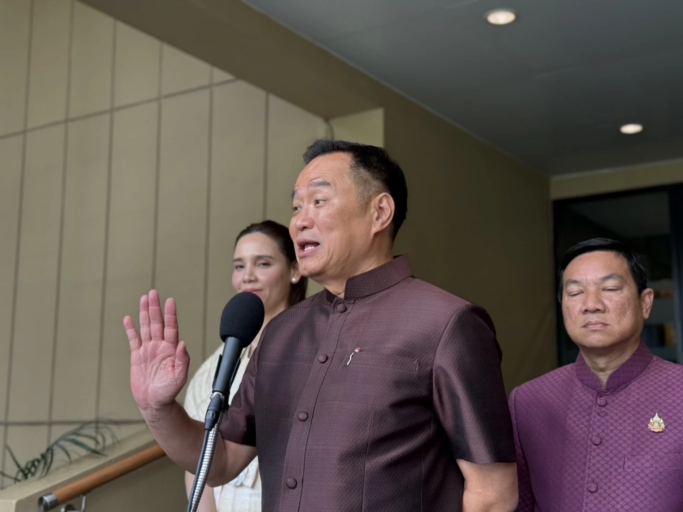 อนุทิน ชาญวีรกูล รองนายกฯ และรมว.มหาดไทย และหัวหน้าพรรคภูมิใจไทย 