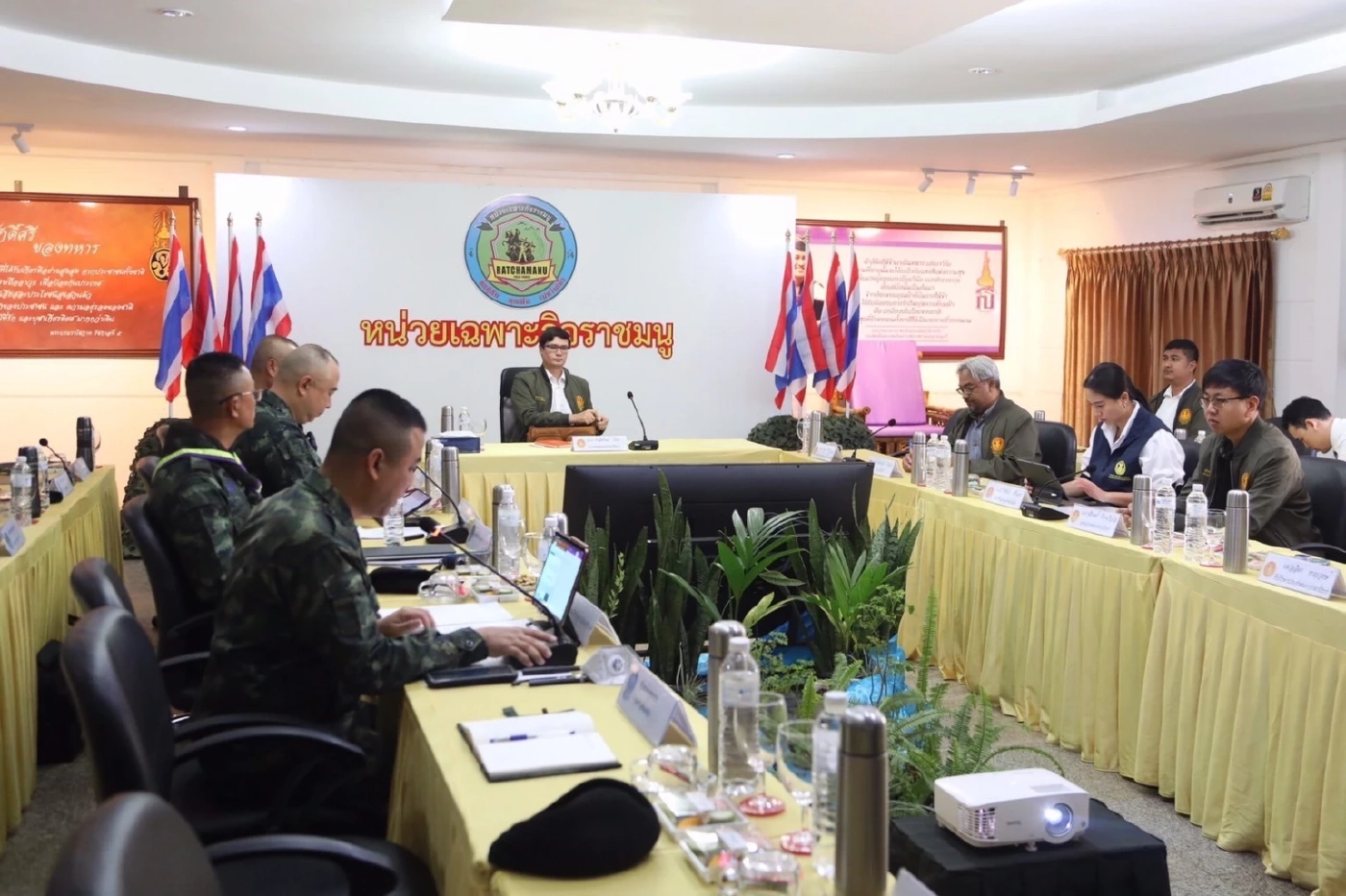 "นายรังสิมันต์ โรม" สส.บัญชีรายชื่อ รองหัวหน้าพรรคประชาชน ในฐานะประธาน กมธ. ร่วมประชุมแลกเปลี่ยนข้อมูลเกี่ยวกับสถานการณ์ความมั่นคงตามแนว "ชายแดนไทย-เมียนมา" 