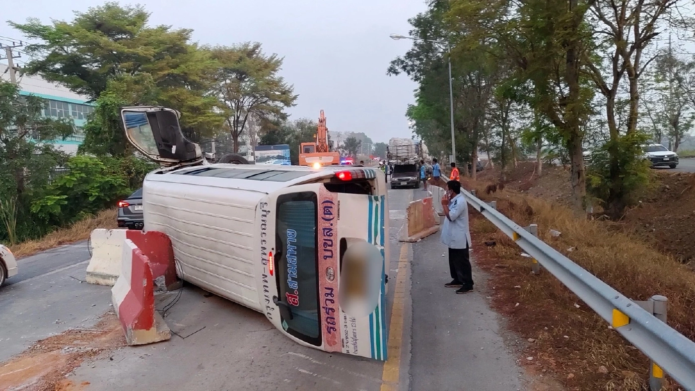 ระทึก! รถพุ่งชนแท่งแบริเออร์ 4 คันรวด รถตู้คว่ำเจ็บยกคัน คนขับเผยสาเหตุ