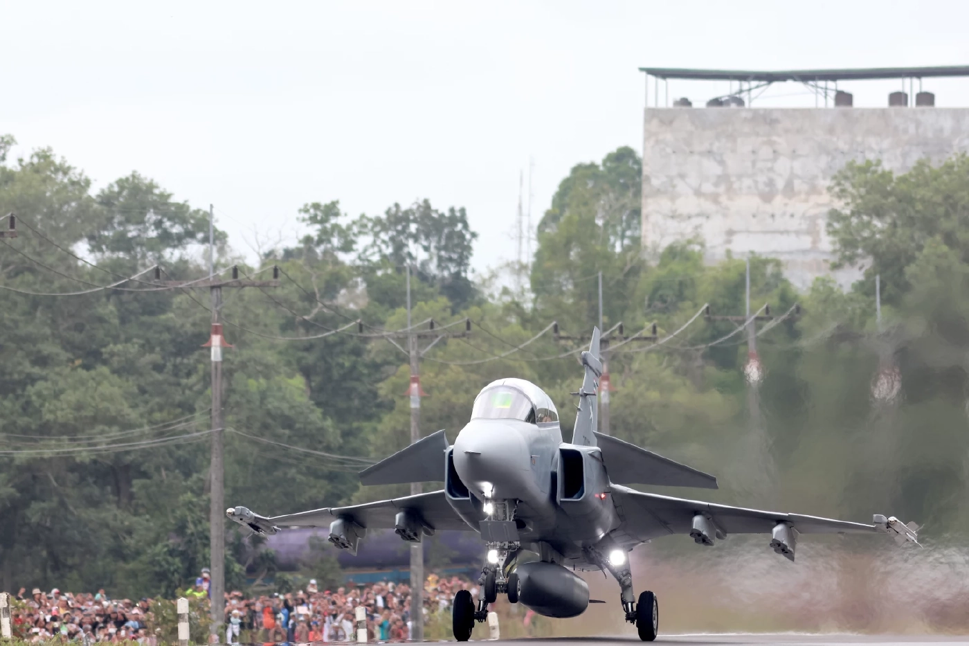 “กริพเพน ทดสอบขึ้น-ลง ด้วยถนนจบสวยงาม ปชช.ตื่นเต้นแห่ชมคับคั่ง