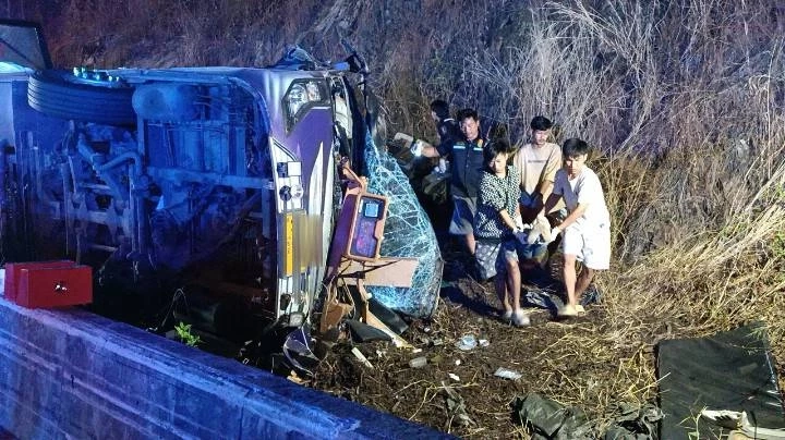 ทัวร์มรณะ! แหกโค้งลงเขา ศาลปู่โทน  ดับสยอง 17 ราย บาดเจ็บอื้อ