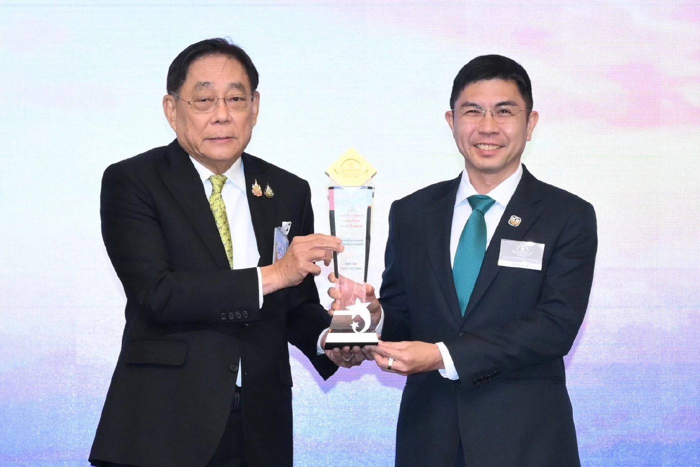 ธ.ก.ส. คว้า 4 รางวัลรัฐวิสาหกิจดีเด่น มุ่งเป็น 'ธนาคารพัฒนาชนบทที่ยั่งยืน'
