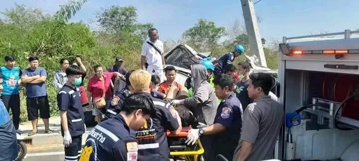 ระทึก! รถกระบะตู้ทึบ ชนเสาไฟขาดพังยับ ก็อบปี้ 3 คนเจ็บยกคัน พบสาเหตุเดิมๆ