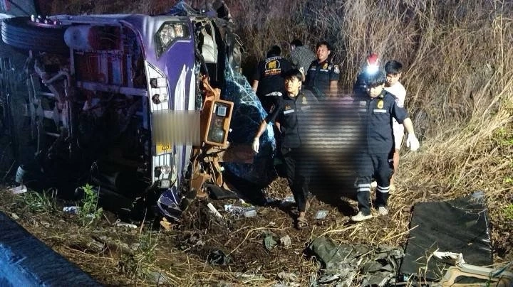 เปิดปมเหตุ รถทัวร์พลิกคว่ำ ดับ-เจ็บจำนวนมาก อัปเดตยอดผู้เสียชีวิต-บาดเจ็บ