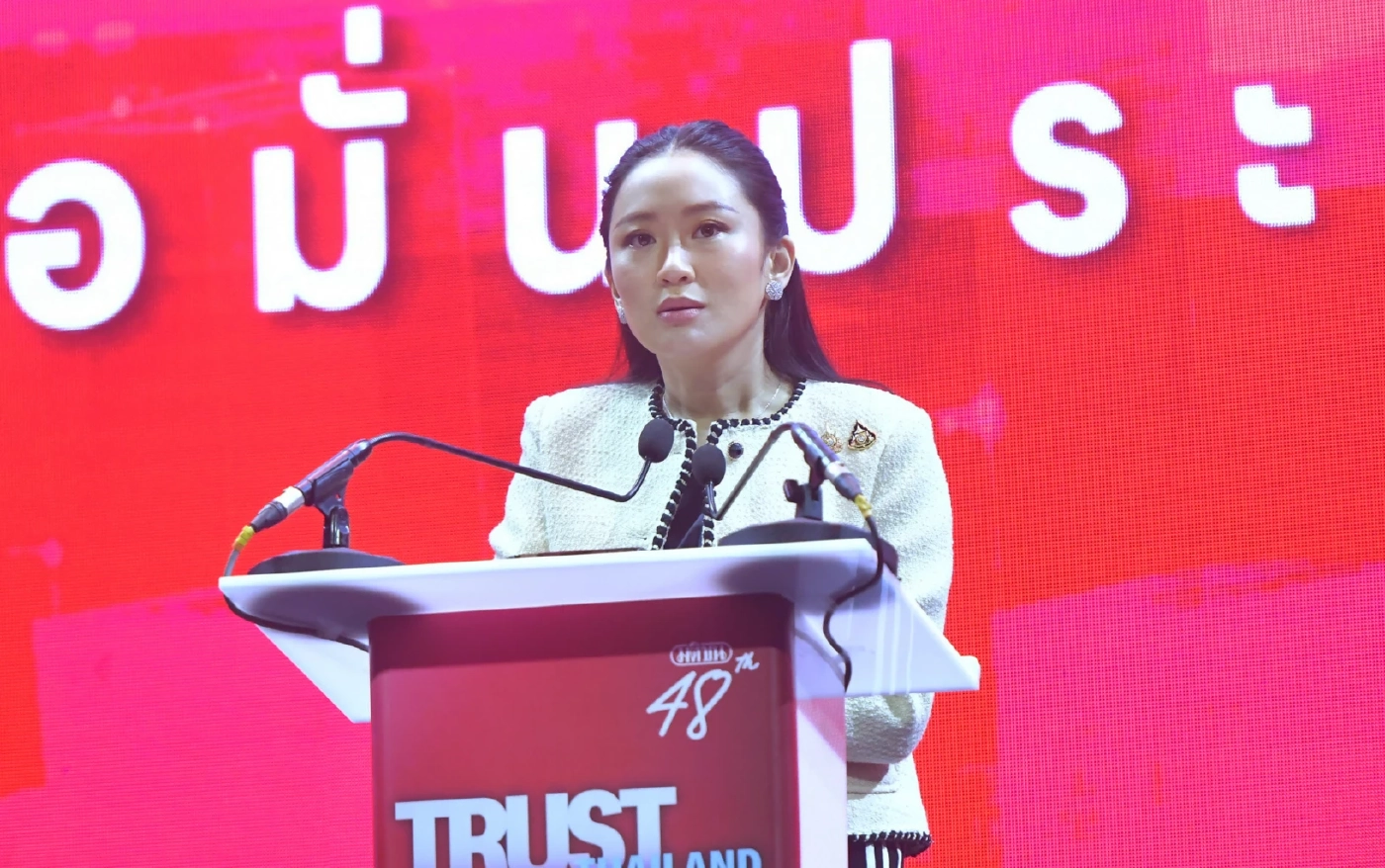 แพทองธาร ชินวัตร นายกรัฐมนตรี กล่าวถึงการแก้ปัญหาแก๊งคอลเซ็นเตอร์ บนเวทีปาฐกถา เชื่อมั่นประเทศไทย ณ ศูนย์ประชุมแห่งชาติสิริกิติติ์ 