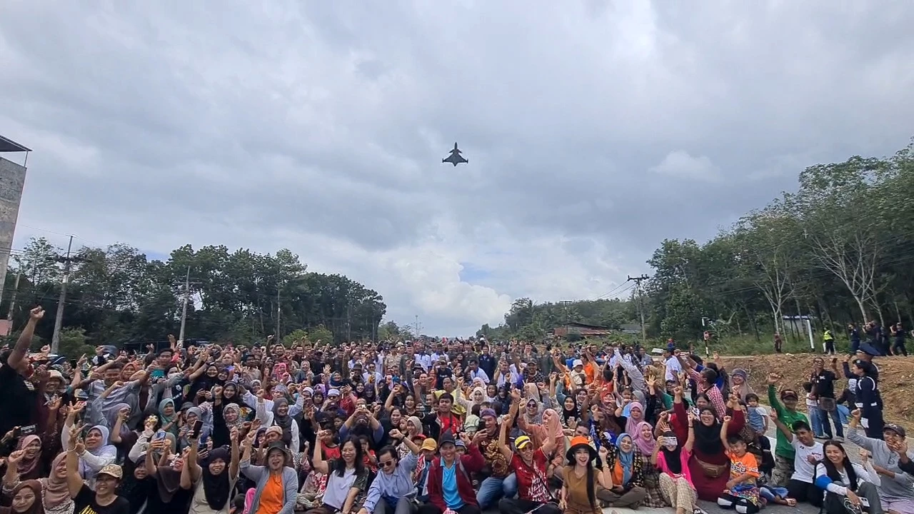 “กริพเพน ทดสอบขึ้น-ลง ด้วยถนนจบสวยงาม ปชช.ตื่นเต้นแห่ชมคับคั่ง