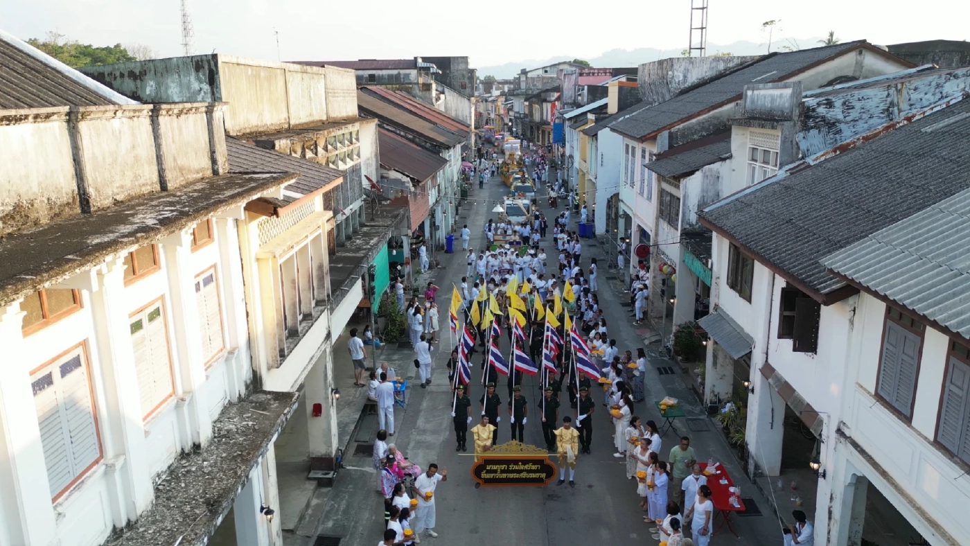 พุทธศาสนิกชนร่วมอัญเชิญ "พระศรีบรมธาตุ" แห่รอบเมืองเก่าตะกั่วป่าใน "วันมาฆบูชา"