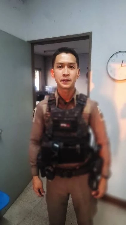 โซเชียลร้อนฉ่า! ตำรวจหล่อ สยบสาวคลั่ง จนยอมให้พาไปหาหมอ