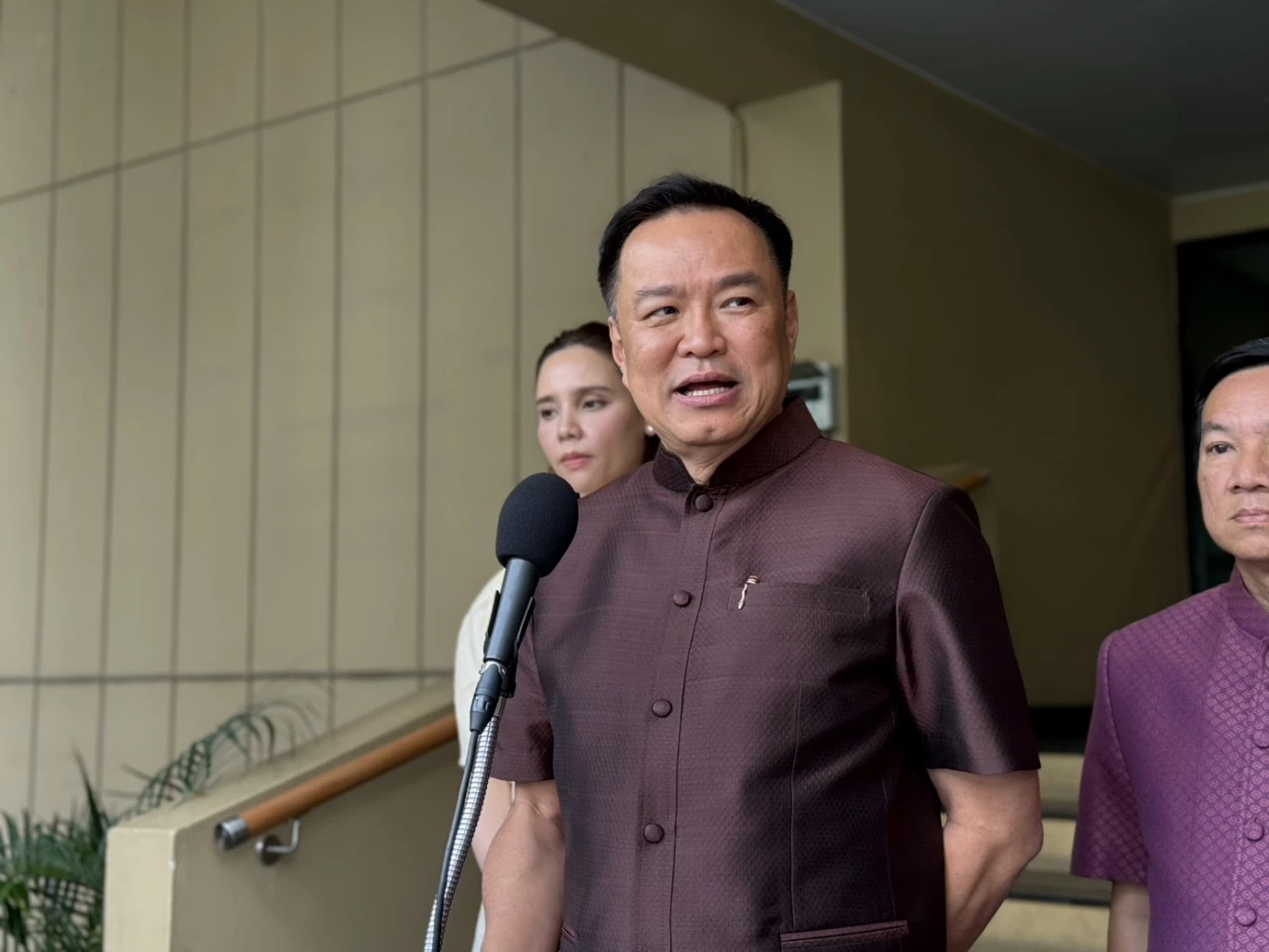 อนุทิน ชาญวีรกูล รองนายกฯและรมว.มหาดไทย 