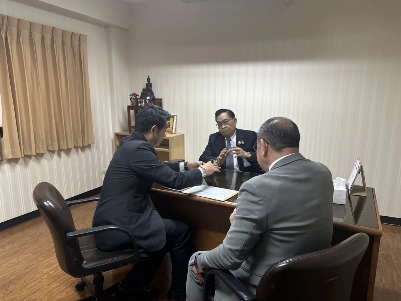 “พรรคไทยชนะ” ยื่นจี้เร่งแก้ไขบทสวดอาราธนาธรรม ผิดจากต้นฉบับในพระไตรปิฎก