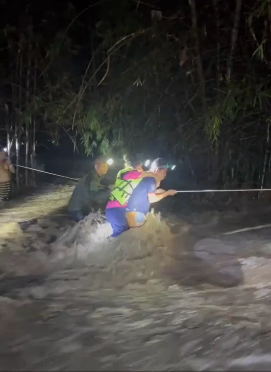 ไทรโยคอ่วม! “พายุถล่ม” น้ำป่าทะลัก 4 หมู่บ้าน สะพานขาด 2 แห่ง (มีคลิป)