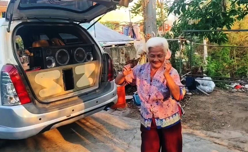 เปิดคลิปคุณยายขาแดนซ์! โซเชียลตะลึง วัยใกล้ 80 ยังแดนซ์กระจาย