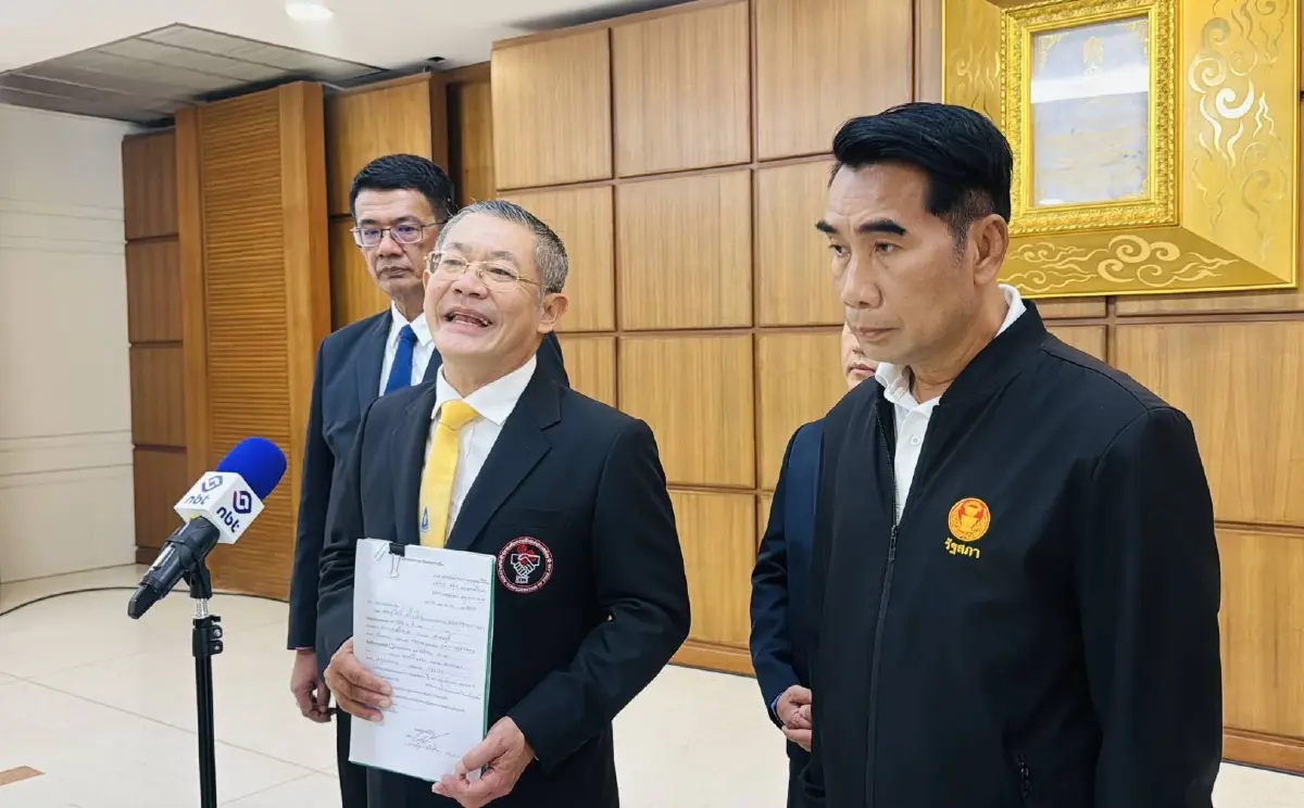 ภูชิสส์ พร้อมสมาชิกยื่น"กกต."ลาออก"พรรคไทยก้าวหน้า" เหตุละอายใจปม"ปูอัด"